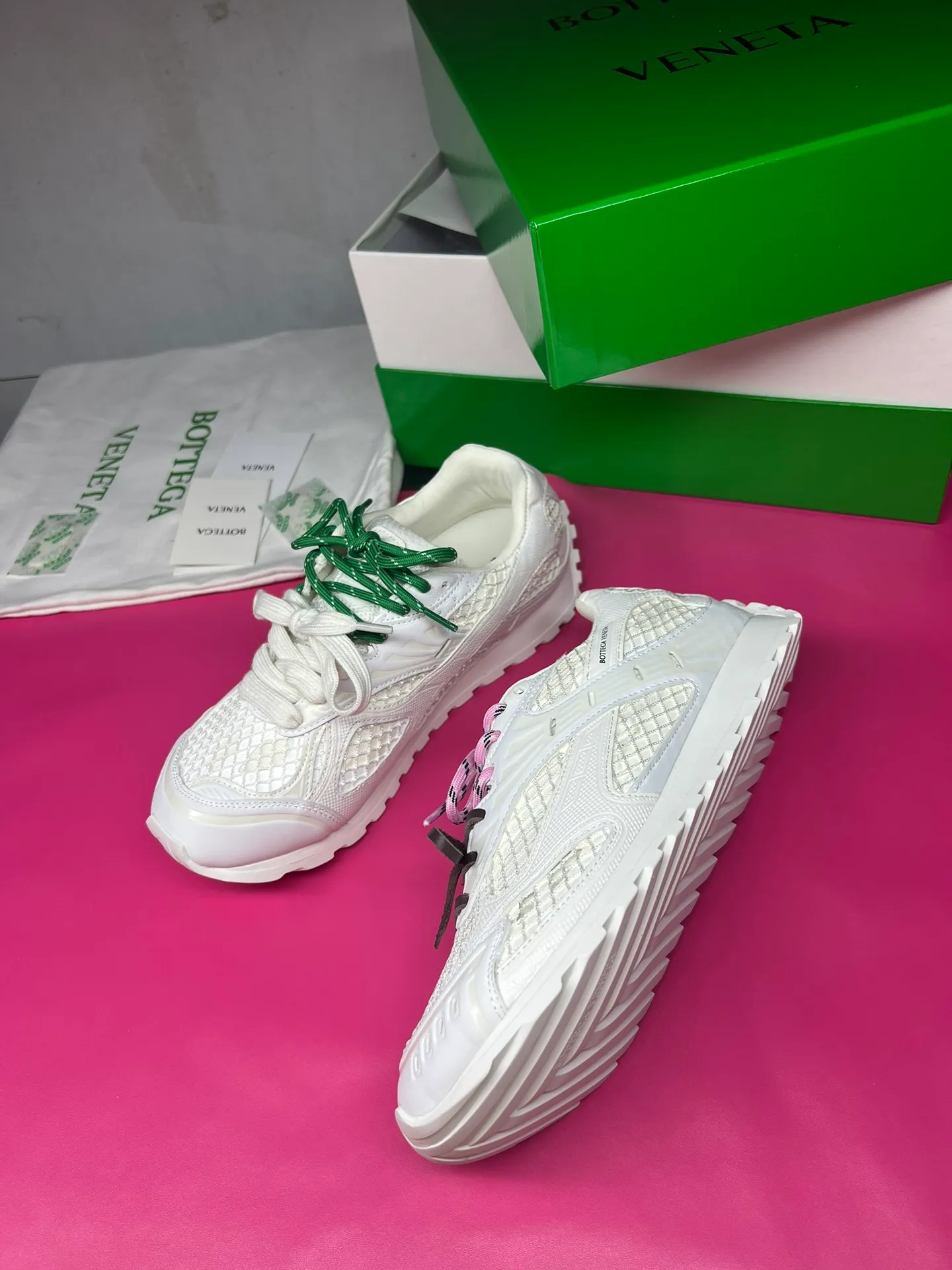 👟👟Ex-factory price 600👟👟 Men's size +10 Real photos 🔥🔥BV Orbit sneakers Wang Yibo's same style couple's dad shoes Runner sneakers, made of lightweight technical mesh fabric. Matched with geometric pattern designed rubber outsole, Wang Zha series high version. Look for the package technology. It is actually a lot taller, but the legs are still slim. Very nice, playable and durable. Matched to the standard💯 Package shoe technology. Look for the high version. The outsole is made of color-blocked TPU outsole. Women's model 35 36 37 38 39 40 41 42 (40 41 42 43 44 45 customized) (Customer logo can be accepted without refund or exchange at a favorable price) Equipped with original packaging